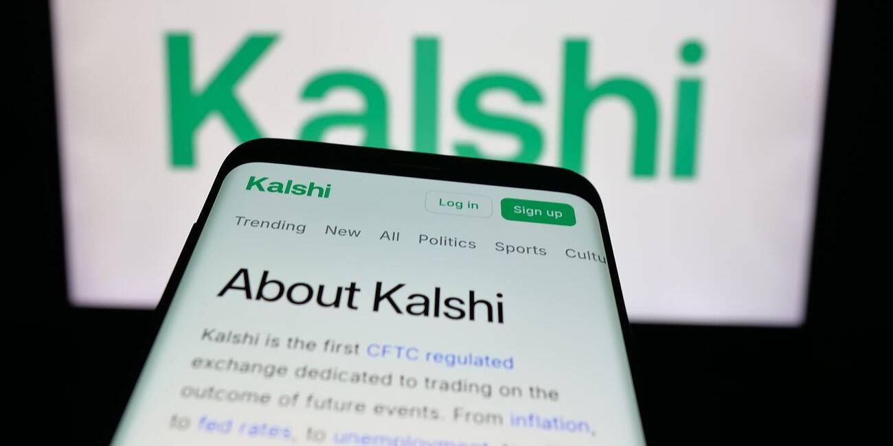 Mobile phone with website of US prediction market Kalshi Inc. in front of blurred background of Kalshi logo