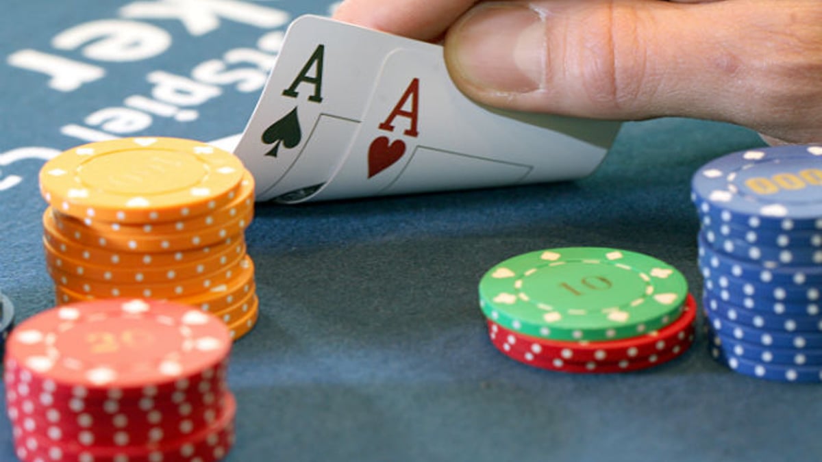 Casino Etiquette: Trouble with the Slow Roll in Poker
