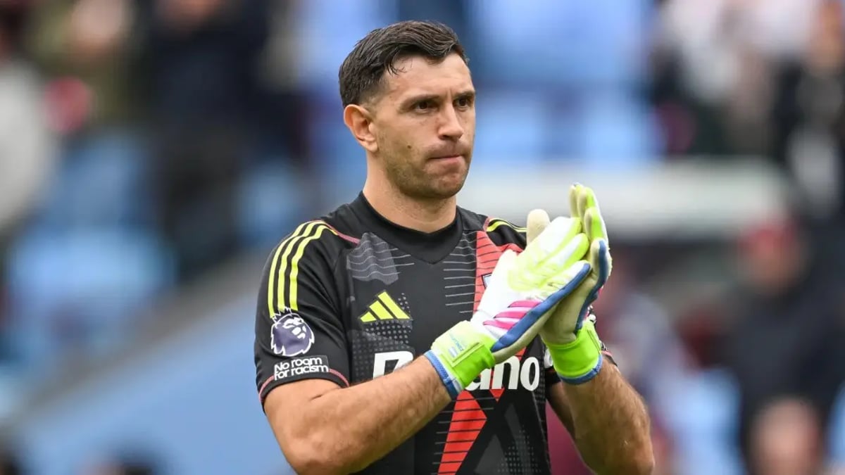 Emi Martinez Next Club Odds: Manchester United Favourites For Villa Keeper