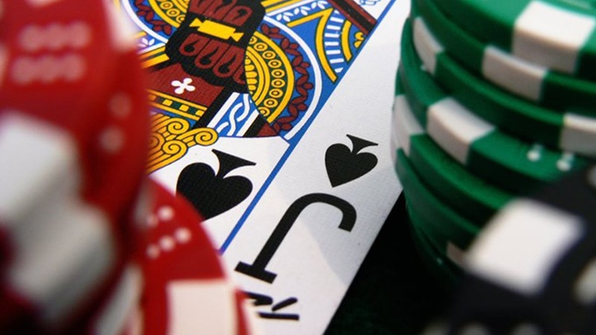 Poker Strategy: Keeping Your Variance Low