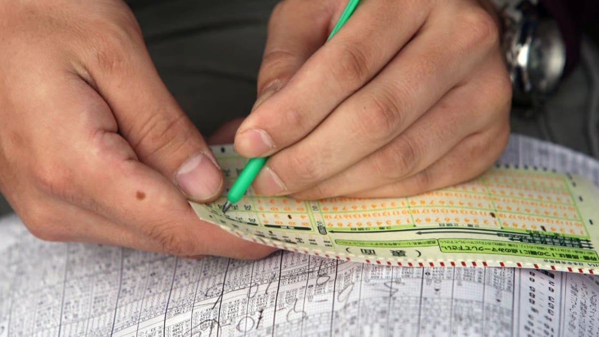 What Is a Patent Bet & How Does it Work? Hands of a person adding a selection to a betslip