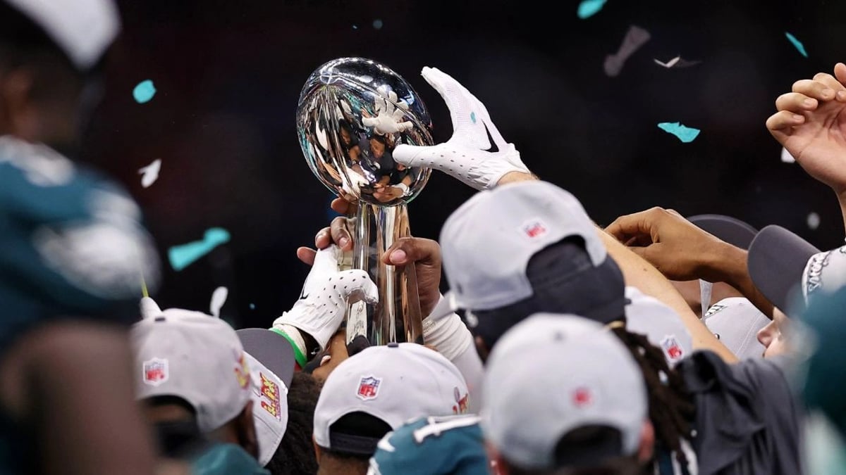 All-Time NFL Super Bowl Betting Trends: Every ATS and O/U Football players holding up the Lombardi Trophy after a Super Bowl victory