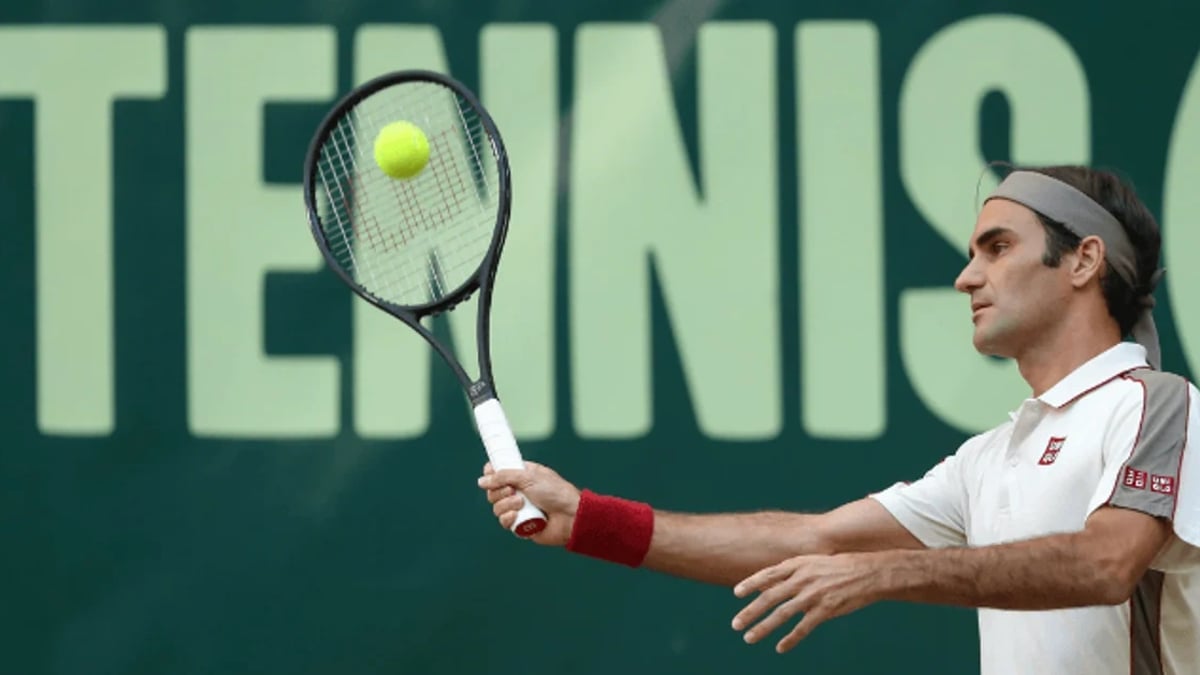 Comprehensive Tennis Betting Guide: Accumulators, Futures, & More Bet Types Roger Federer hitting a tennis ball
