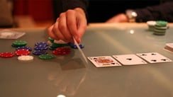 Poker for nybegynnere: Hvordan spille turn og river
