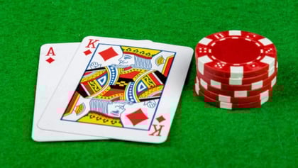 Șanse de câștig la Blackjack în cazinourile online vs cazinouri live