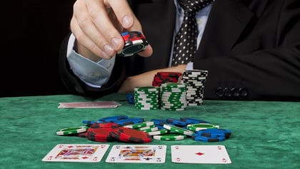 Poker for nybegynnere: Hvor mye bør du satse?