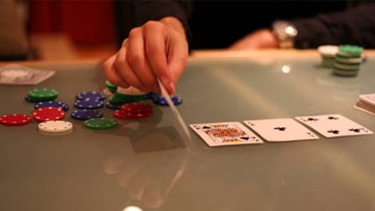 Basi di poker: come giocare al Turn e al River