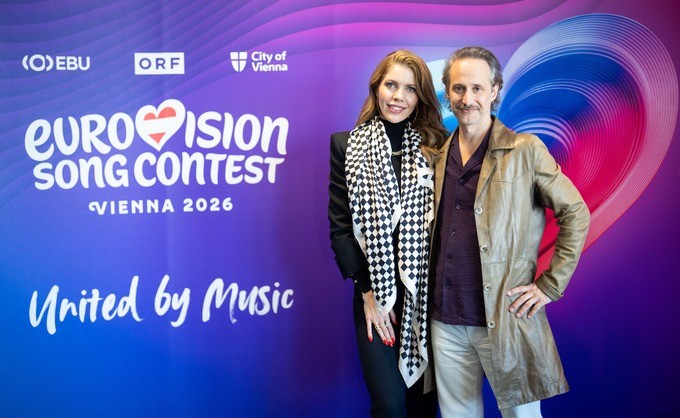 ESC 2026 Moderatoren Victoria Swarovski und Michael Ostrowski vor dem offiziellen ESC 2026 Wien Banner
